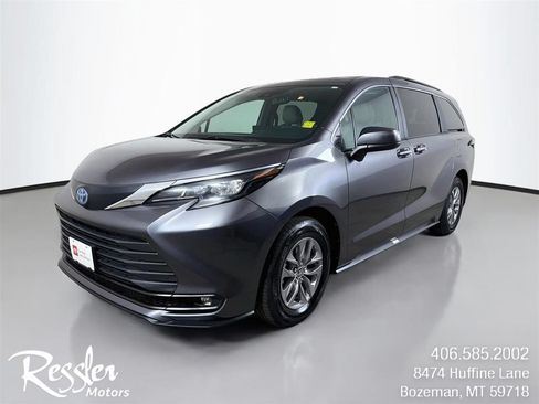 Used 2025 Toyota Sienna XLE FWD image 1