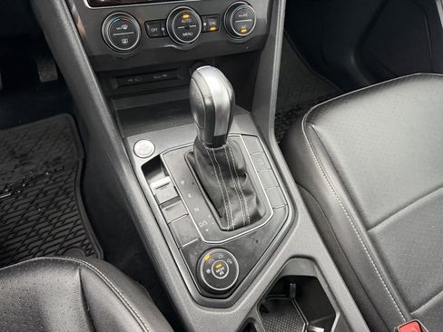 Used 2021 Volkswagen Tiguan SE w/ Panoramic Sunroof Package image 24