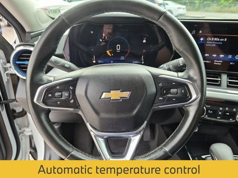 Used 2025 Chevrolet Trax LT w/ LT Convenience Package FWD image 16