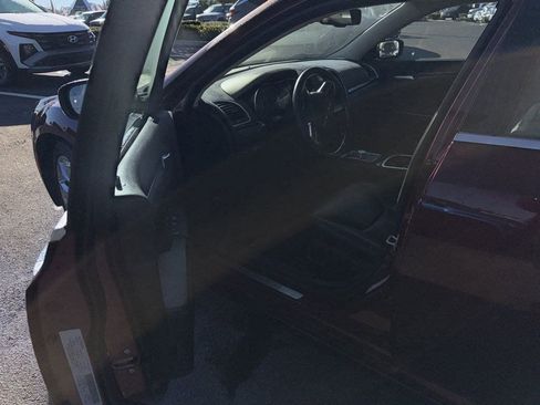 Used 2019 Chrysler 300 Limited w/ Safetytec Plus Group image 4