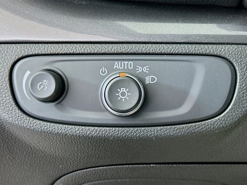 Used 2022 Buick Encore Preferred AWD/4WD image 16