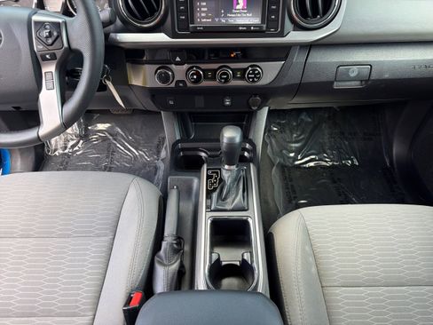 Used 2018 Toyota Tacoma SR5 AWD/4WD image 18