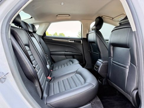 Used 2018 Ford Fusion SE w/ Equipment Group 602A FWD image 16
