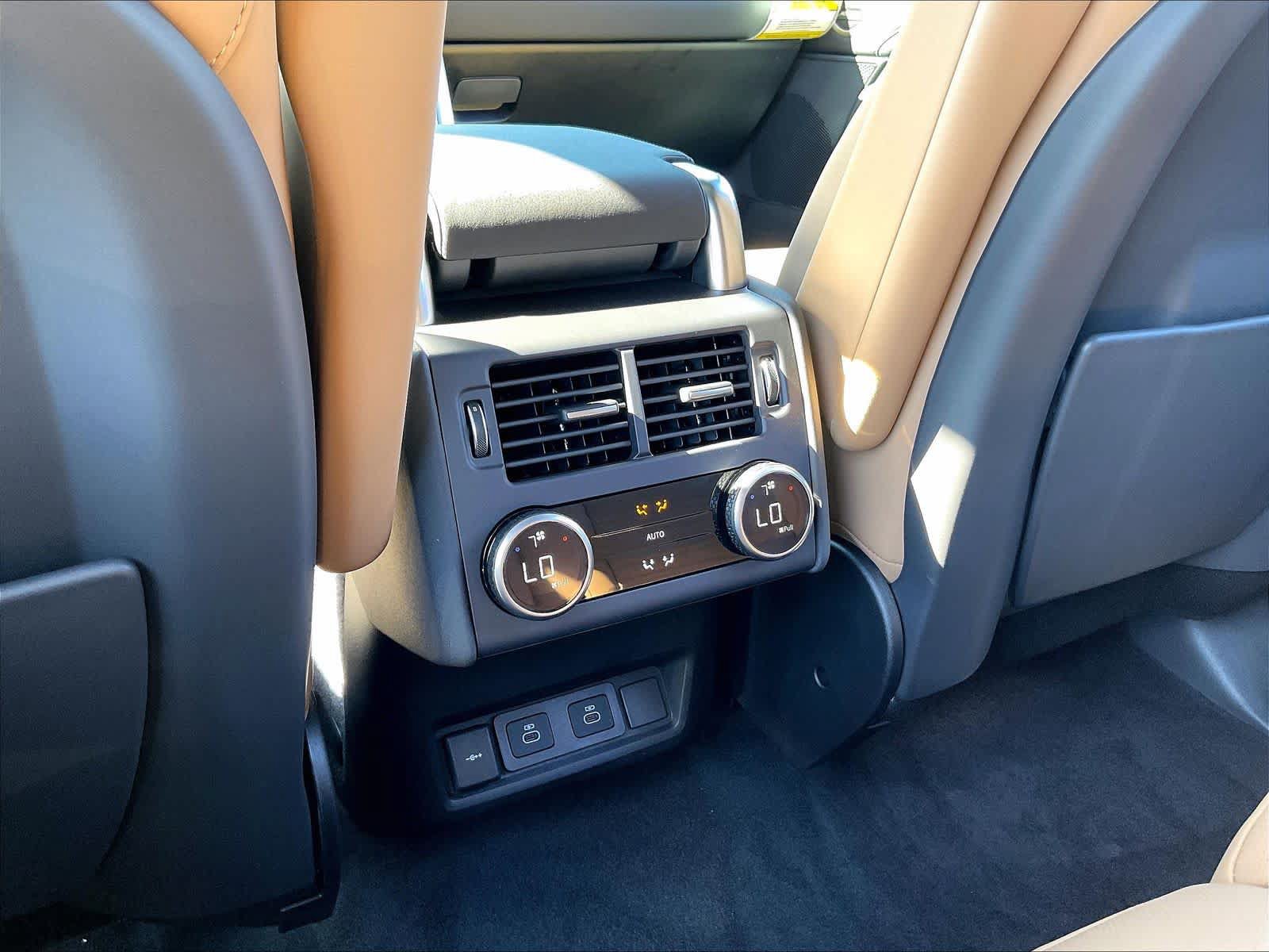 New 2026 Land Rover Discovery Dynamic SE AWD/4WD image 16