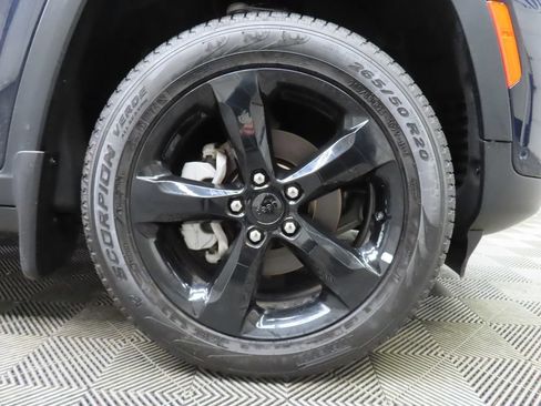Used 2025 Jeep Grand Cherokee Limited w/ Luxury Tech Group II AWD/4WD image 9