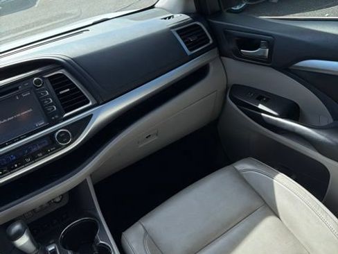Certified 2018 Toyota Highlander XLE w/ Carpet Mat Package (TMS) AWD/4WD image 14