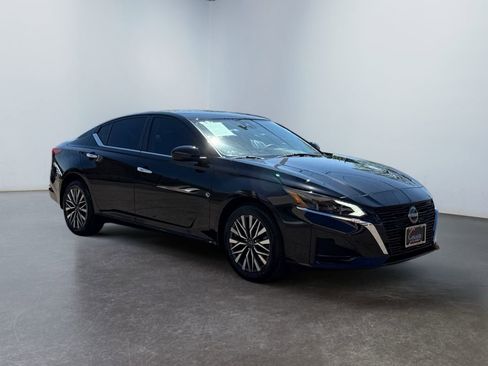 Used 2023 Nissan Altima 2.5 SV AWD/4WD image 3