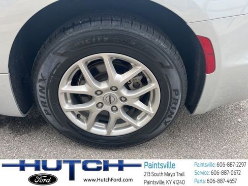Used 2024 Chrysler Pacifica Touring-L FWD image 11