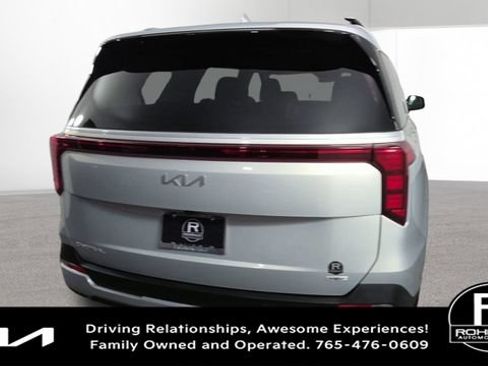 Used 2025 Kia Carnival EX FWD image 9