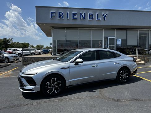 Used 2025 Hyundai Sonata SEL FWD image 2