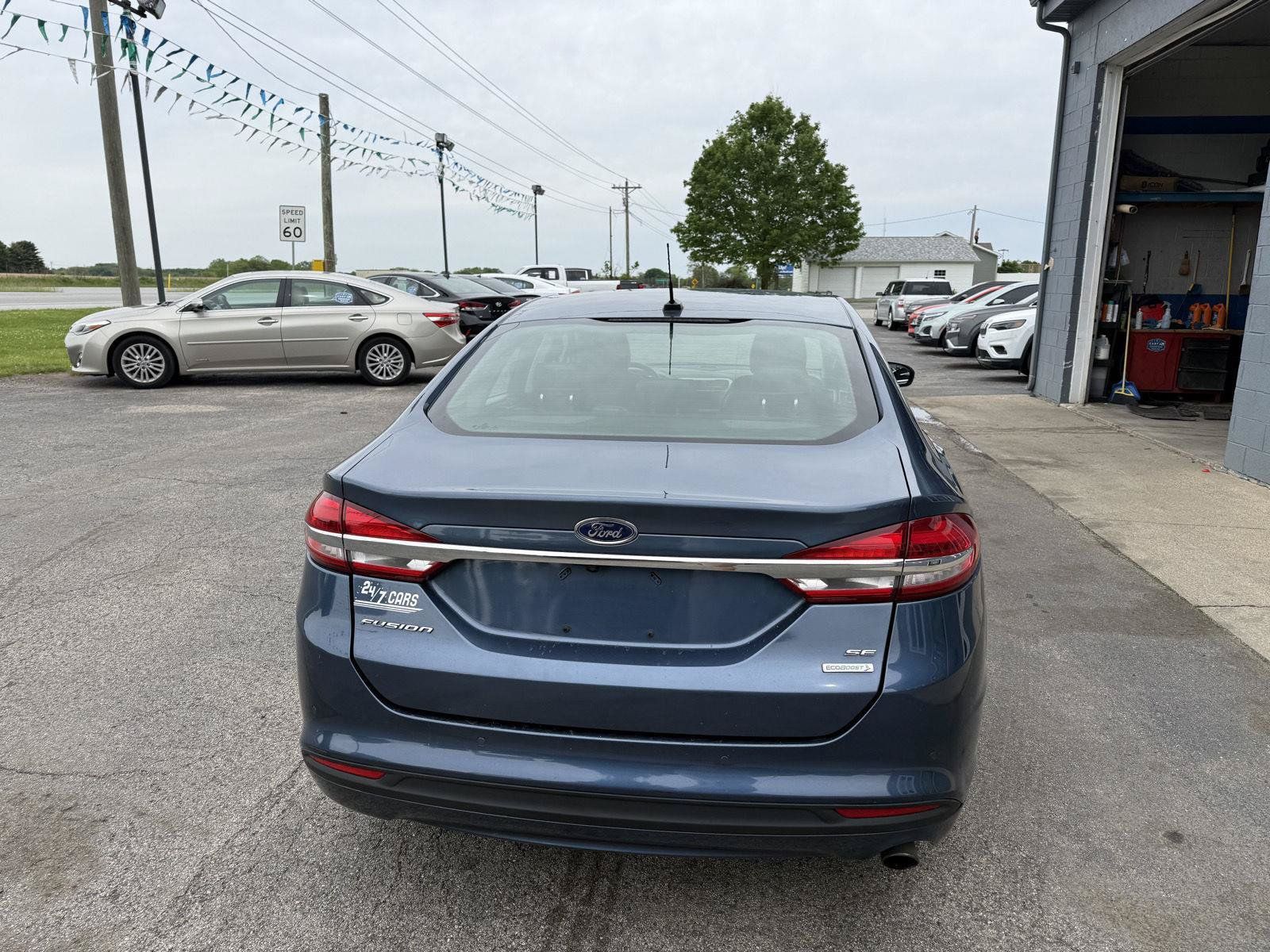 Used 2018 Ford Fusion SE w/ Fusion SE Technology Package FWD image 5