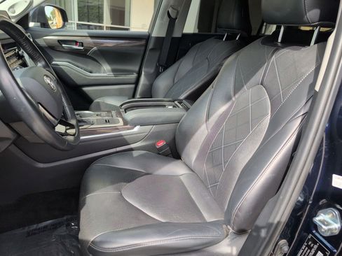 Used 2021 Toyota Highlander Platinum image 17