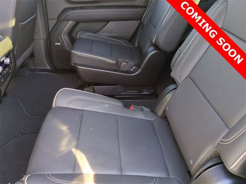 Used 2024 GMC Yukon SLT w/ SLT Luxury Package image 19