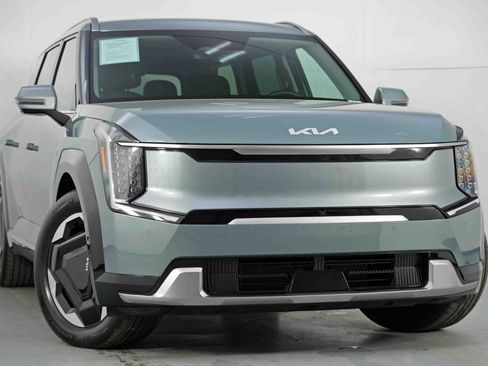 Used 2024 Kia EV9 Land image 4