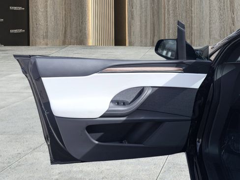 Used 2023 Tesla Model X image 18
