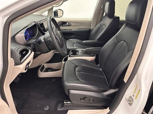 Used 2023 Chrysler Pacifica Touring-L FWD image 15
