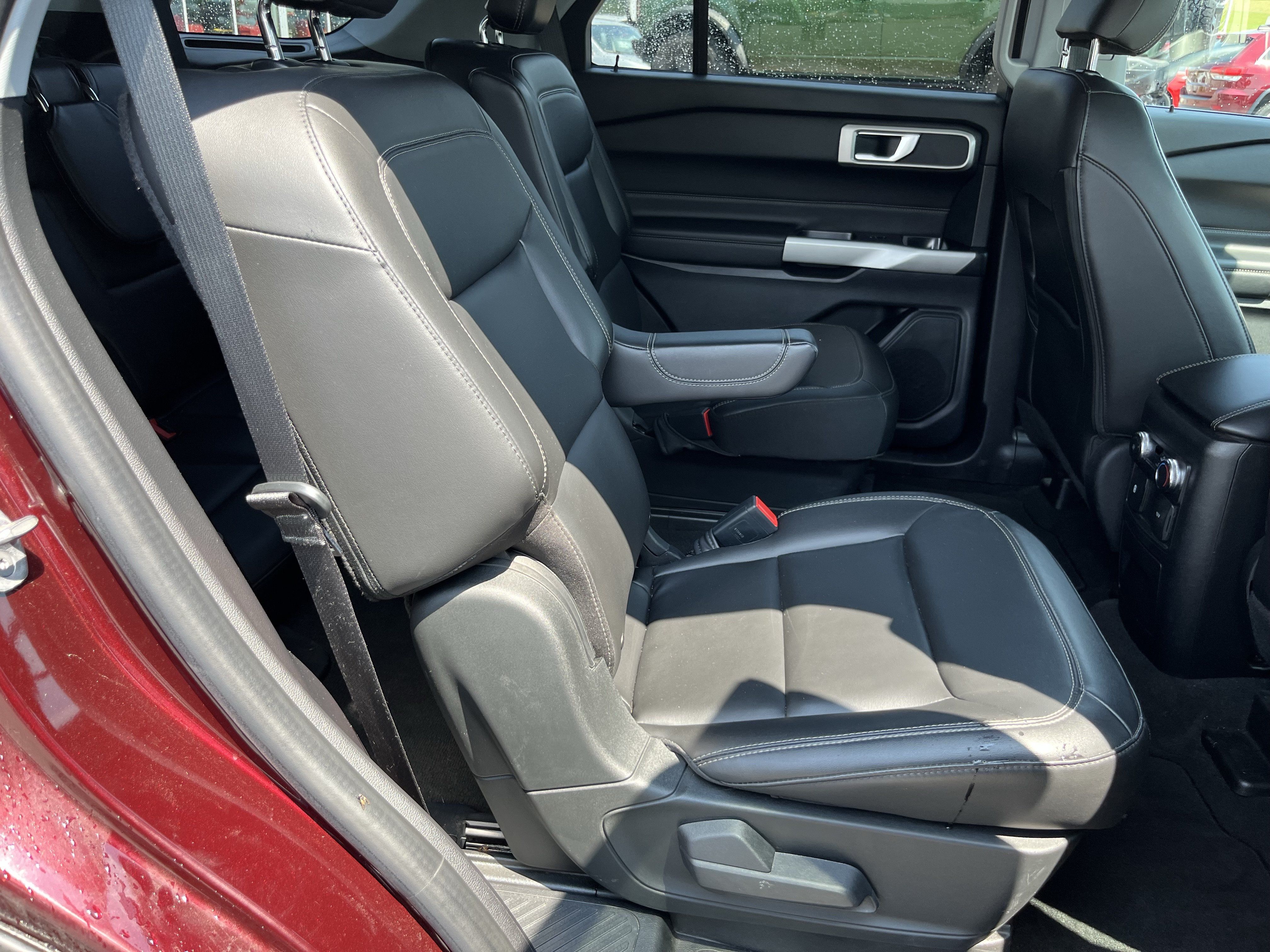 Used 2022 Ford Explorer XLT w/ Equipment Group 202A AWD/4WD image 4