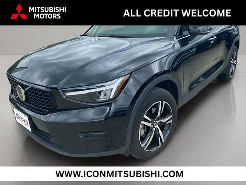 Used 2024 Volvo XC40 B5 Core AWD/4WD image 1