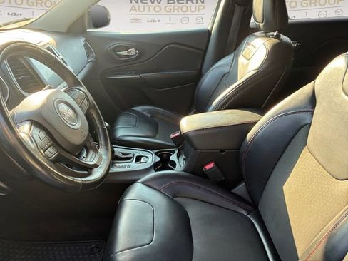 Used 2019 Jeep Cherokee Trailhawk w/ Comfort/Convenience Group AWD/4WD image 9