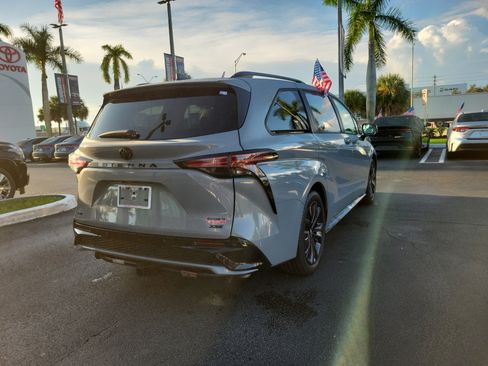 Used 2026 Toyota Sienna XSE FWD image 11