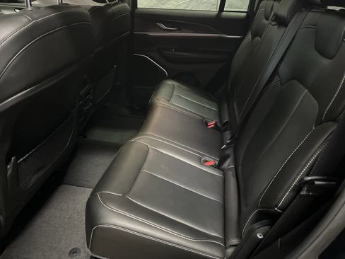 Used 2023 Jeep Grand Cherokee Limited w/ Black Appearance Package image 24