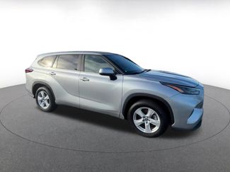 Used 2025 Toyota Highlander LE FWD video 2
