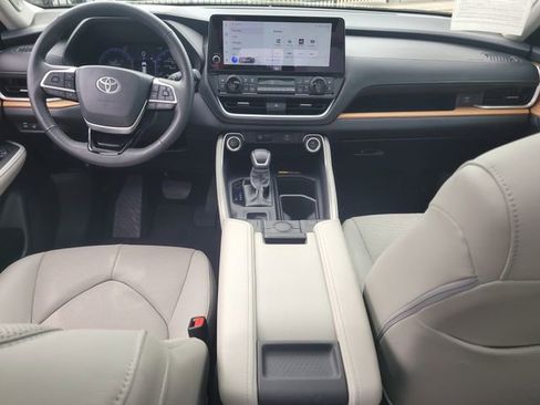 Used 2025 Toyota Grand Highlander FWD image 17