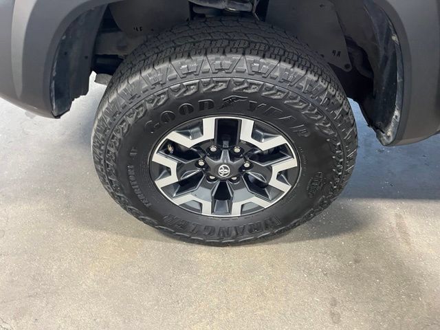 Used 2022 Toyota Tacoma TRD Off-Road w/ Technology Package AWD/4WD image 31