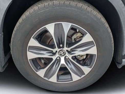 Used 2020 Toyota Highlander XLE FWD image 11