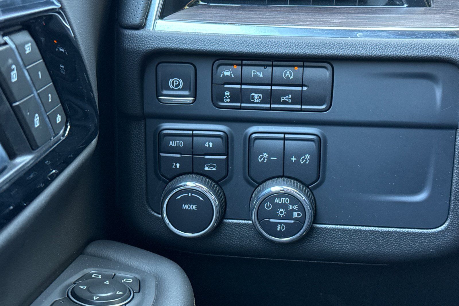 Used 2025 Chevrolet Tahoe Premier AWD/4WD image 36