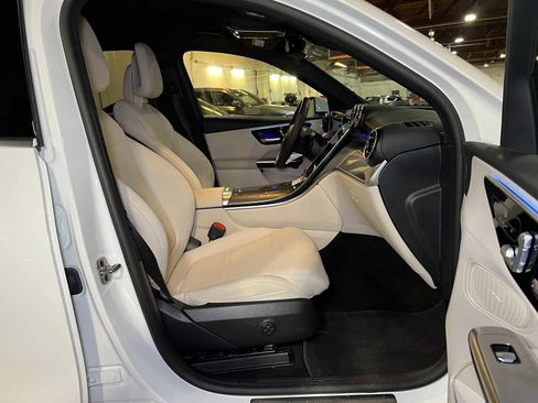Used 2025 Mercedes-Benz GLC 300 4MATIC image 12