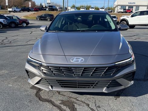 Used 2024 Hyundai Elantra SEL image 2