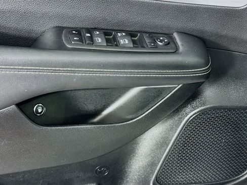 Used 2024 Chrysler Pacifica Limited FWD image 23