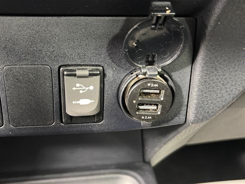 Used 2017 Toyota RAV4 XLE AWD/4WD image 31