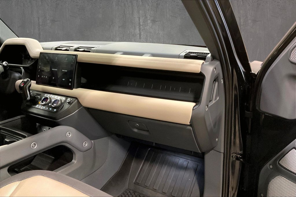 Used 2023 Land Rover Defender 130 X-Dynamic SE AWD/4WD image 28