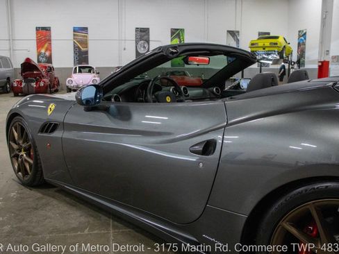 Used 2010 Ferrari California RWD image 23