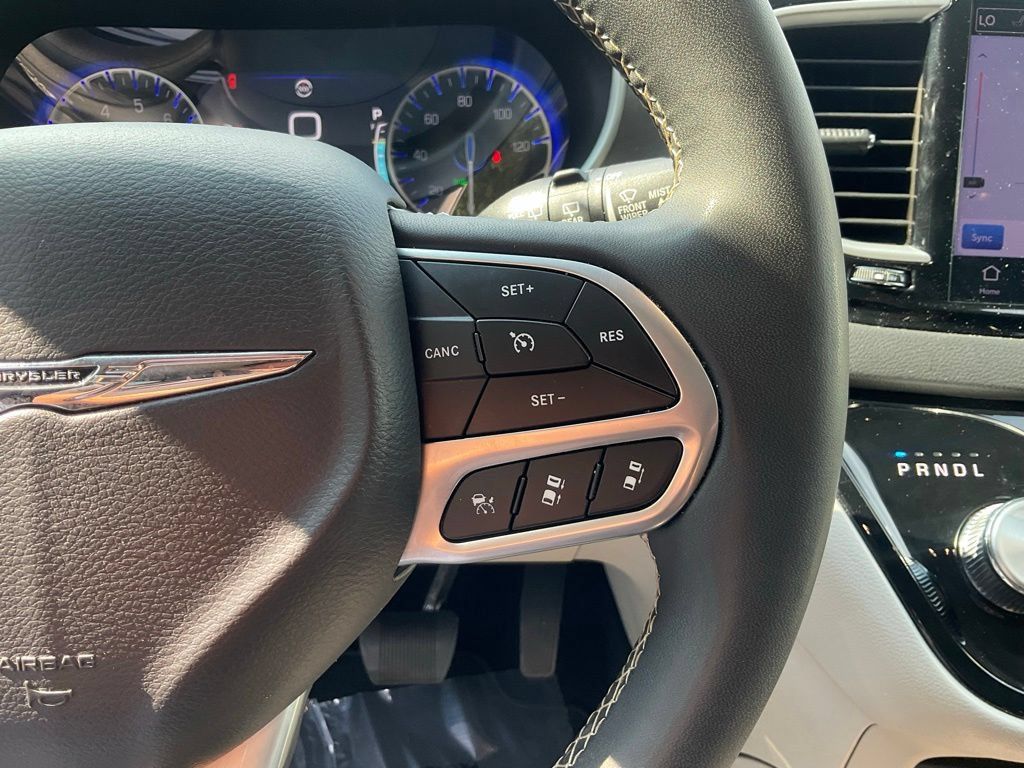 Used 2024 Chrysler Pacifica Touring-L FWD image 12