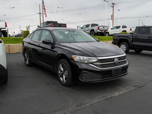 Used 2024 Volkswagen Jetta SE FWD image 2