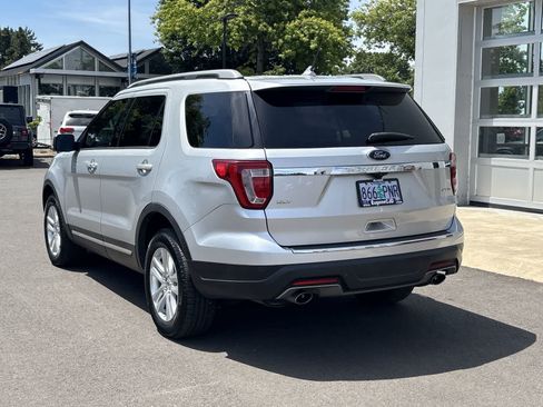 Used 2018 Ford Explorer XLT w/ Equipment Group 202A AWD/4WD image 3
