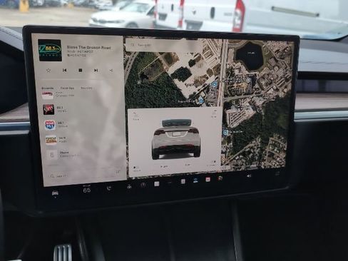 Used 2022 Tesla Model X image 13