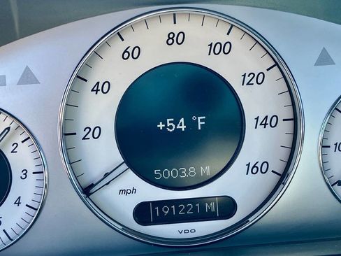 Used 2009 Mercedes-Benz E 350 E 350 4MATIC AWD 4dr Sedan image 8