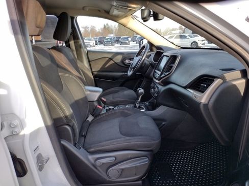 Used 2016 Jeep Cherokee Latitude w/ Comfort & Convenience Group image 11