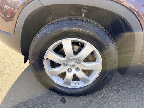 Used 2013 Kia Sorento LX w/ Convenience Pkg image 10