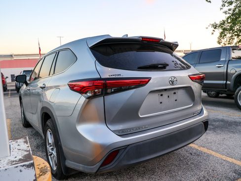Used 2021 Toyota Highlander L FWD image 10