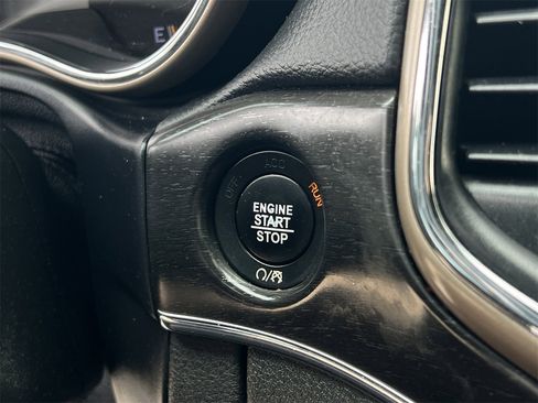 Used 2017 Jeep Grand Cherokee Limited w/ Luxury Group II image 20