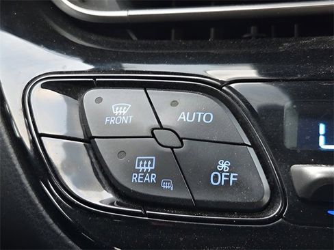 Used 2021 Toyota C-HR LE image 31