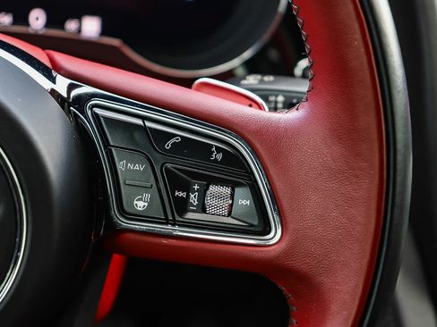 Used 2021 Bentley Bentayga AWD/4WD image 22