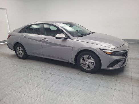 Used 2025 Hyundai Elantra SE FWD image 11