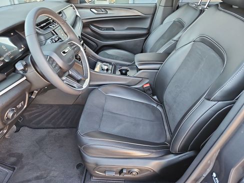 Used 2025 Jeep Grand Cherokee Altitude image 13