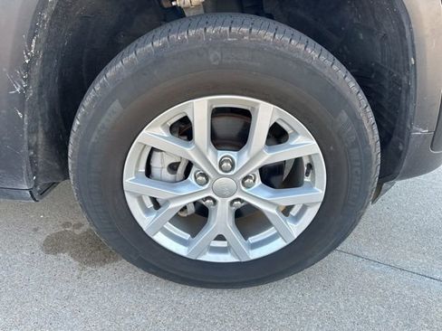 Used 2024 Jeep Grand Cherokee Limited image 9